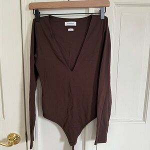 Aritzia Babaton Brown Long Sleeve V Neck Bodysuit